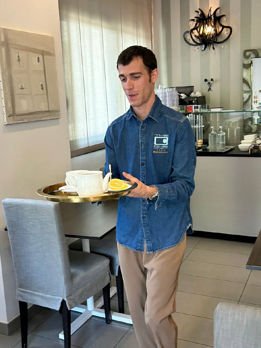 Matteo in una delle sue giornate lavorative presso l’hotel The One di Riccione dove si occupa di servire la colazione ai clienti.